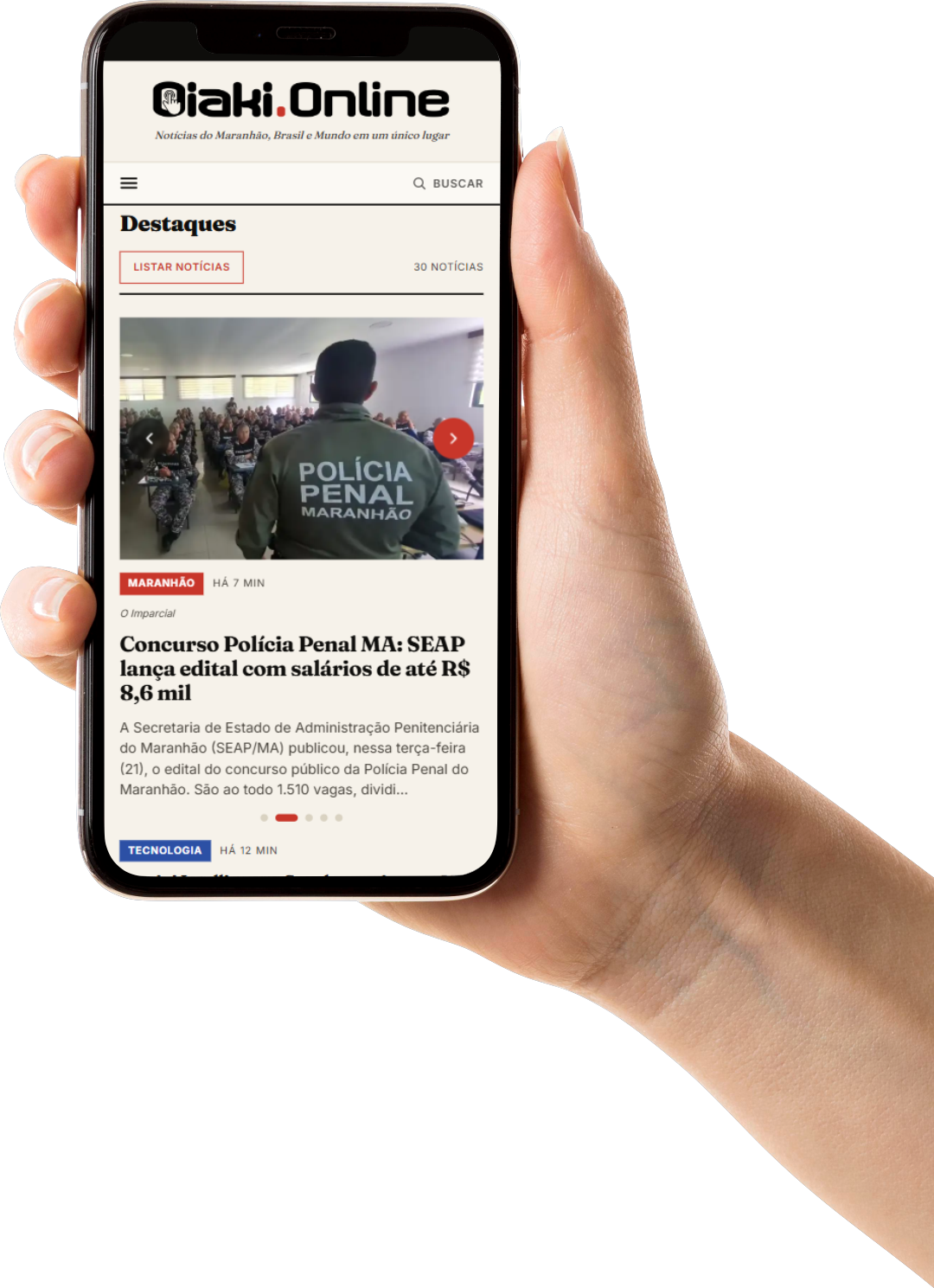 O oiaki.online aberto no celular, mostrando os destaques do dia