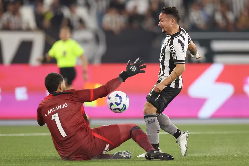 Botafogo esbarra em Lucas Arcanjo e amarga empate sem gols com Vitória