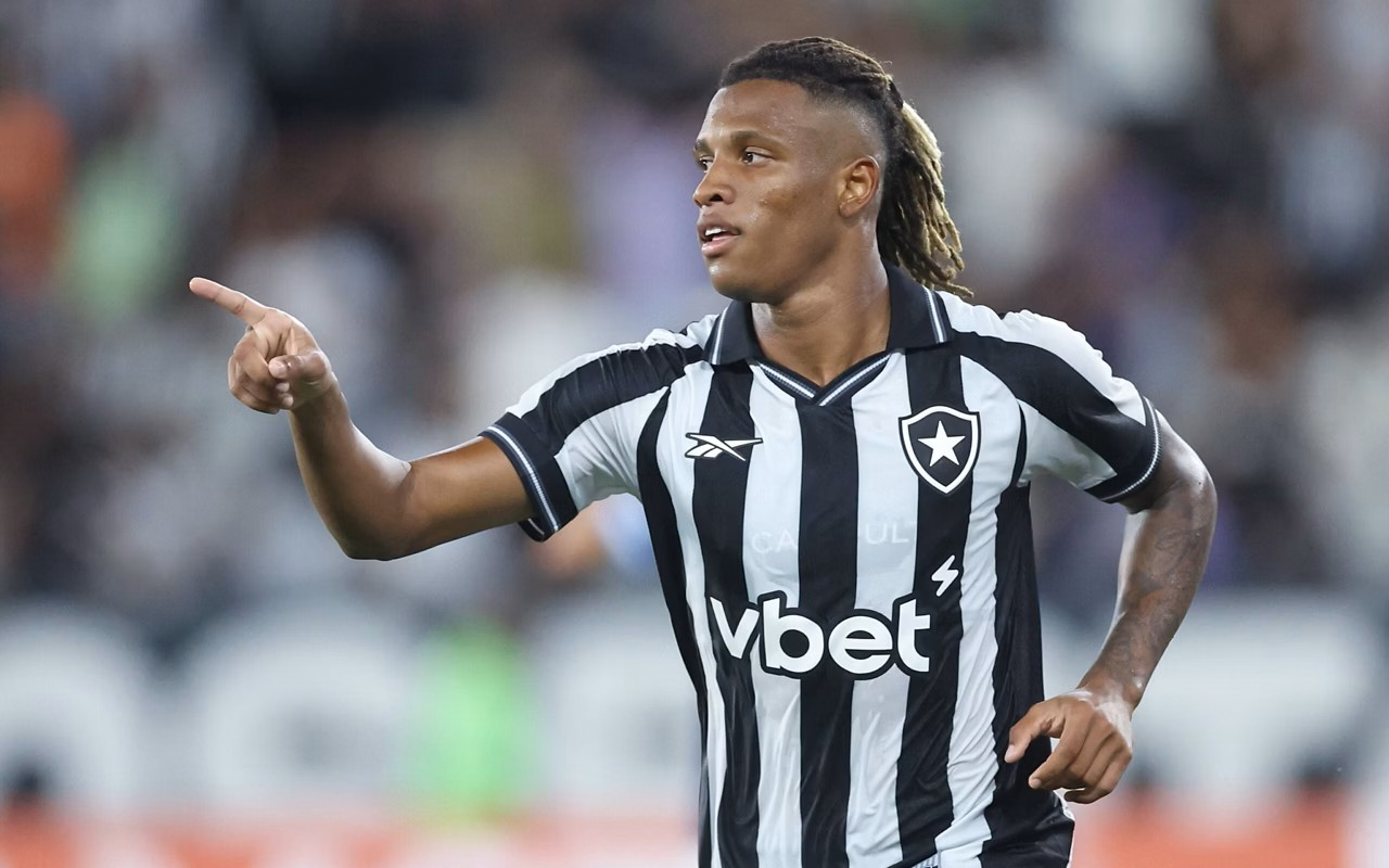 Danilo entra em campo em Botafogo x Vitória e inviabiliza negociação com o Palmeiras; entenda