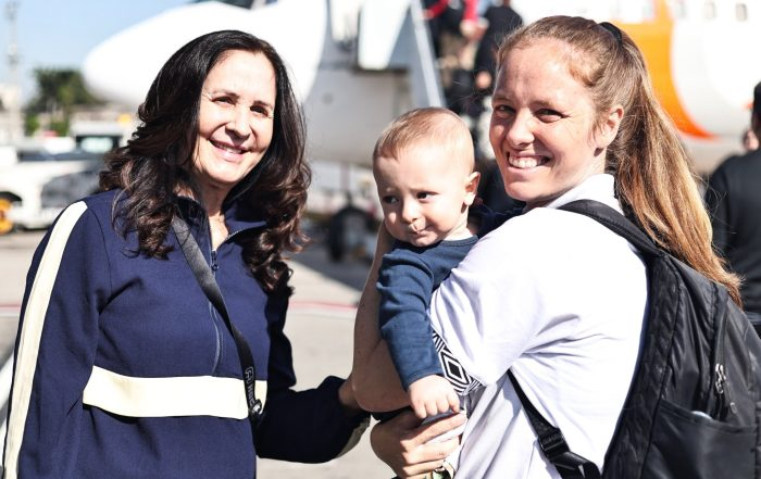 Ketlen viaja com filho de 8 meses em delegação do Santos após medida inédita da CBF