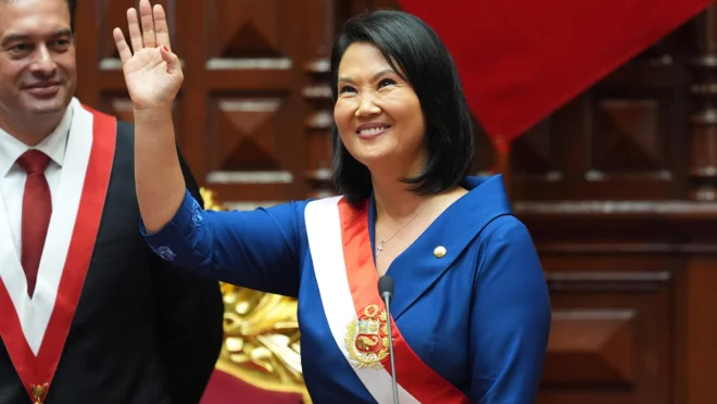 Keiko Fujimori toma posse como presidente do Peru