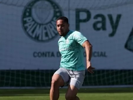 Palmeiras deixa Vitor Roque em SP e convoca atacante do sub-20