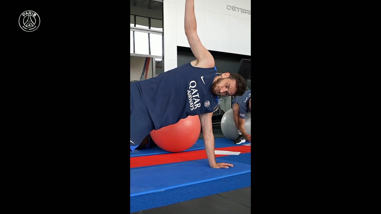 Kvaratskhelia com reflexos de Homem-Aranha: show de flexibilidade na academia do PSG