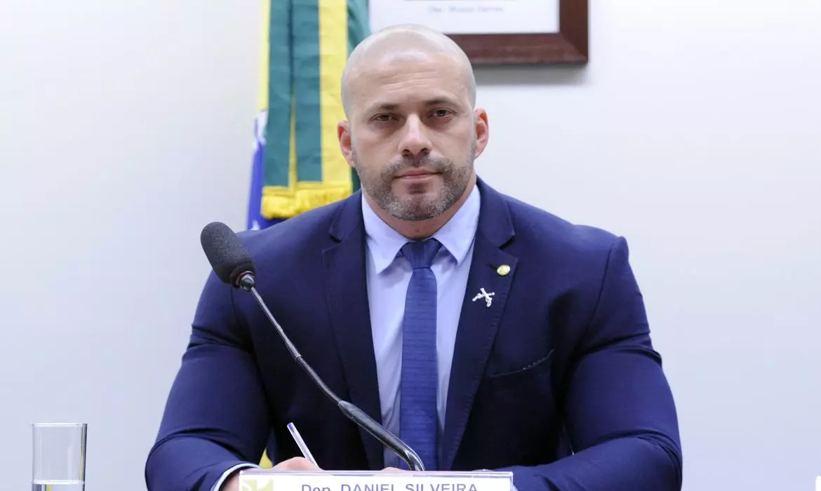 Defesa de Silveira contesta intimação de Moraes e pede acesso a petição sigilosa