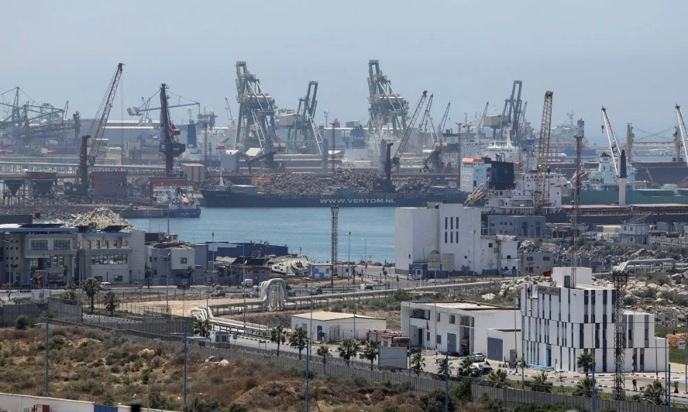 Navio petroleiro é atingido por projétil no Estreito de Ormuz; não há registro de vítimas