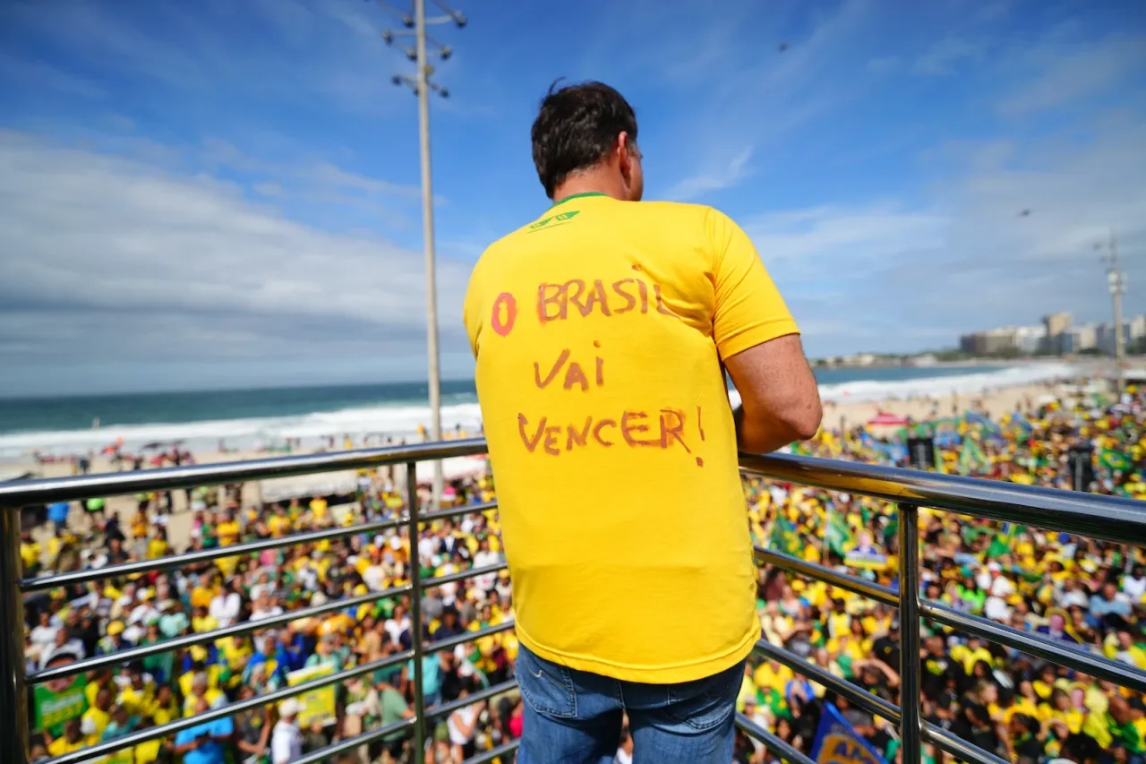 Ato de Flávio em Copacabana reúne 8,9 mil pessoas no Rio, estima USP