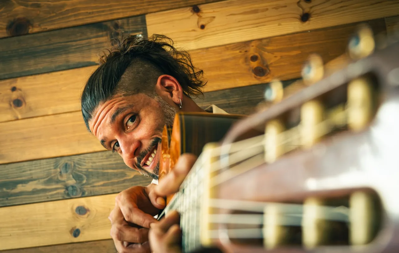 Cantor e compositor maranhense Rommel celebra 20 anos de carreira com show em São Luís