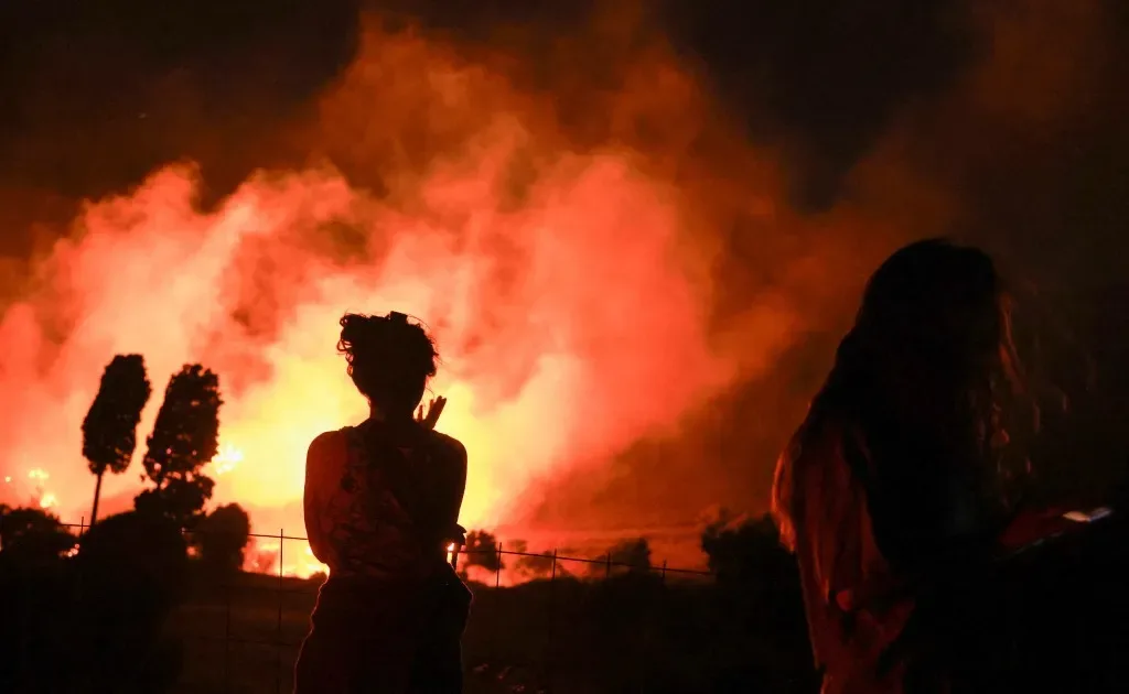 Incêndio florestal destrói casas no Canadá e força evacuação de 20 mil pessoas
