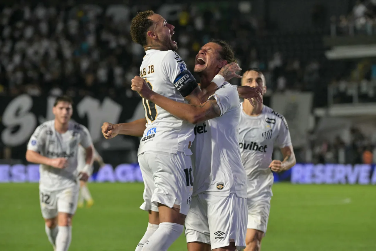 Willian Arão aproveita cruzamento de Neymar e garante vitória do Santos