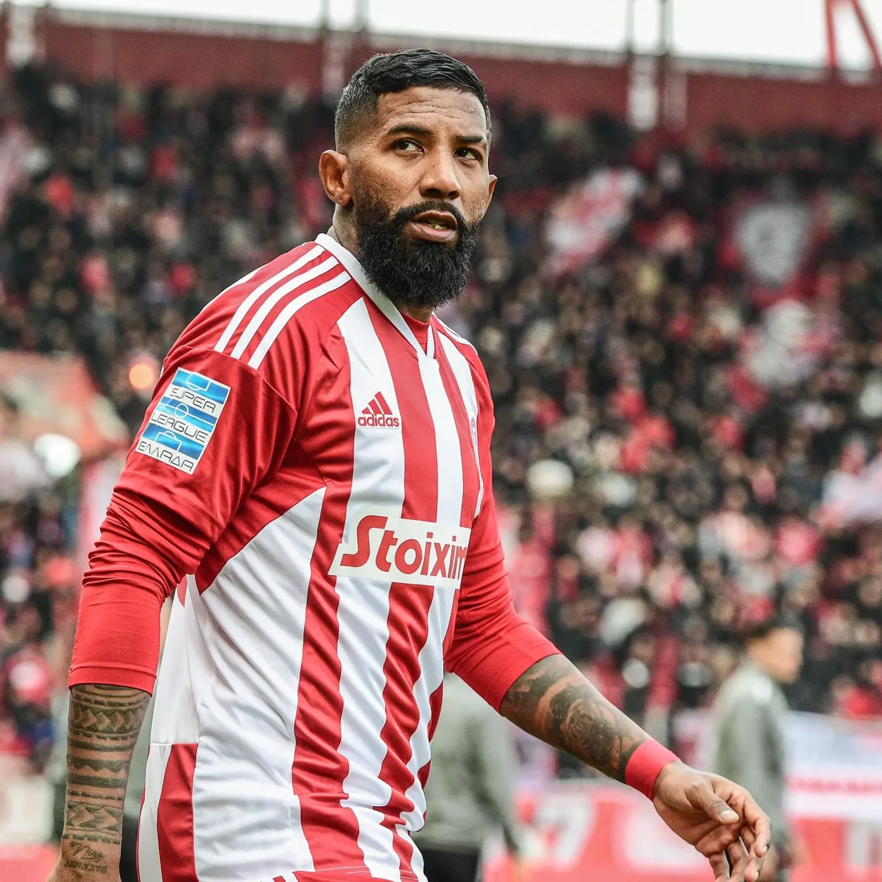 Santos negocia com Rodinei e aguarda liberação do Olympiacos