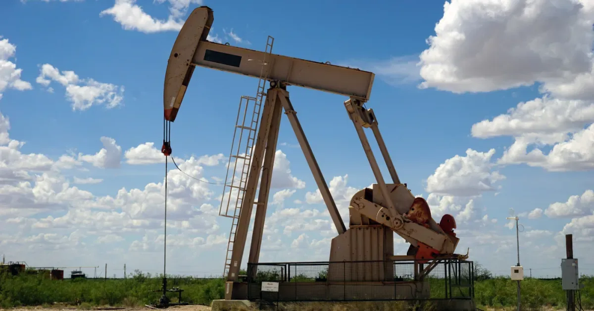 Petróleo fecha em alta sem progresso sobre o Estreito de Ormuz