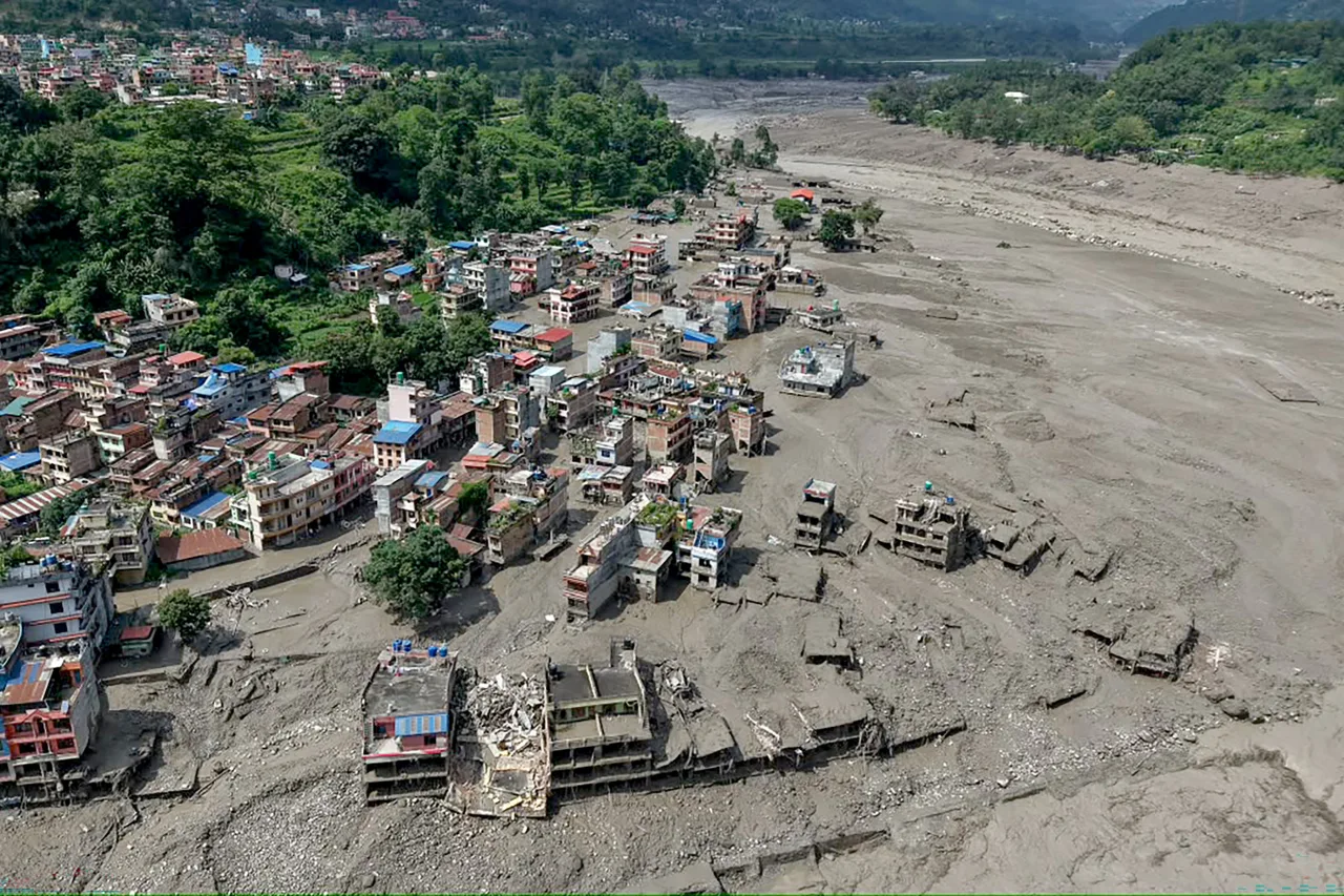 'Minha casa desabou e minha irmã está desaparecida': o relato de sobreviventes da enxurrada no Nepal