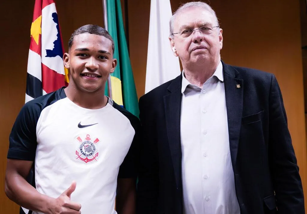 Corinthians assina primeiro contrato profissional com Léo Rodrigues, meia de 16 anos