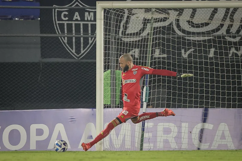 Incrível! Everson faz defesa impressionante no último minuto e garante classificação do Galo; confira