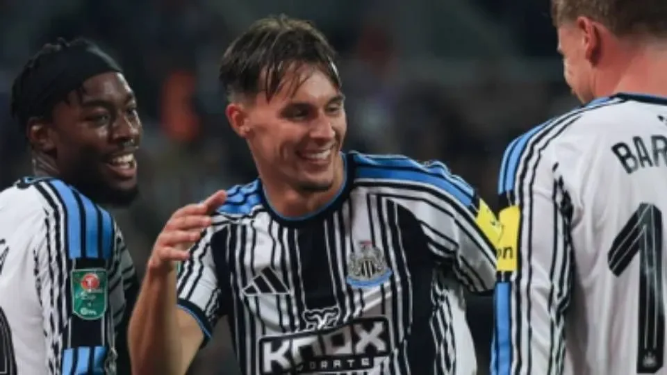 Newcastle vira sobre o West Brom e evita zebra na Copa da Liga Inglesa