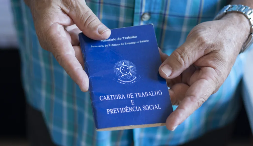 Desemprego cai para 5,3%, o menor para o trimestre terminado em julho
