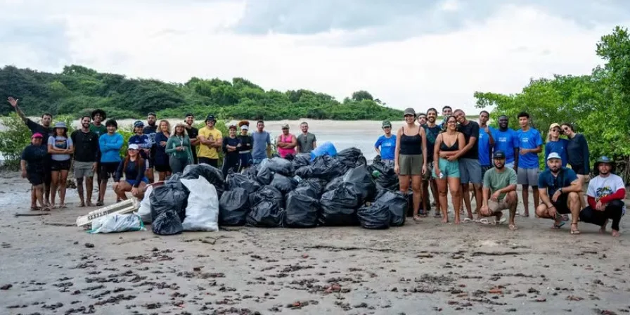 Mais de uma tonelada de lixo é retirada em mutirão na Praia da Guia, em São Luís