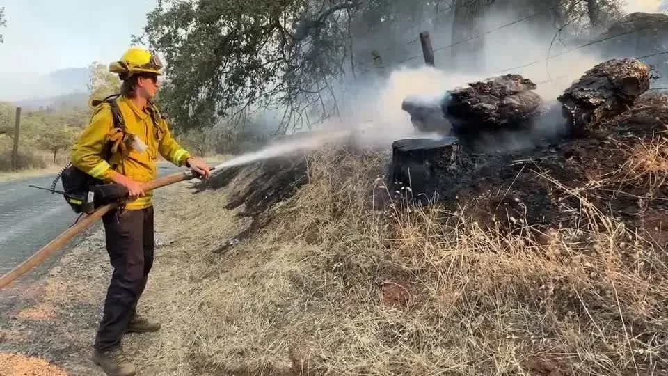 Incêndio atinge prédio governamental na capital da Indonésia