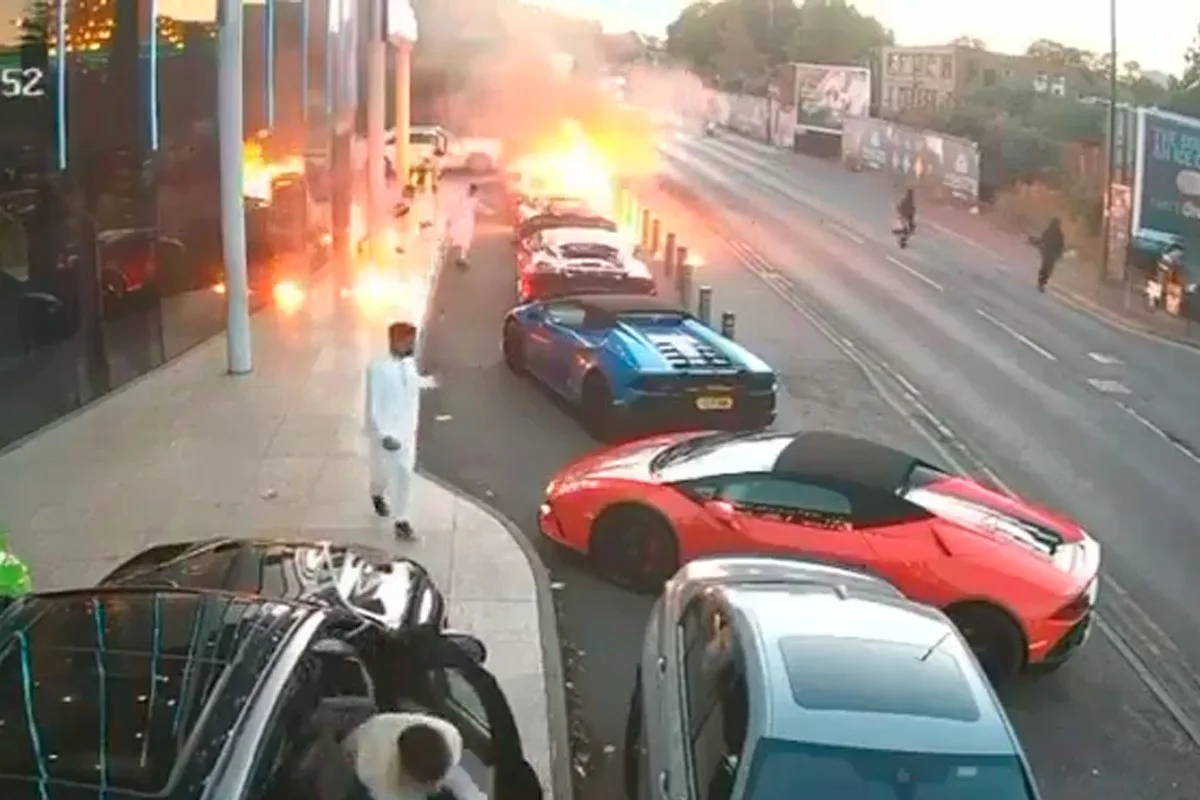 VÍDEO: carros de luxo são incendiados com coquetéis molotov no Reino Unido