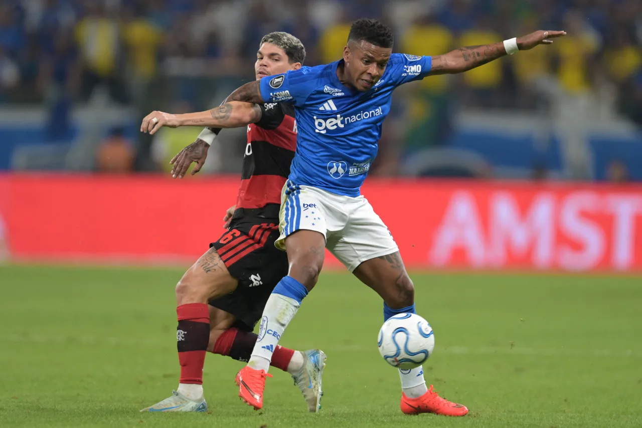 Cruzeiro reclama de falta que origina gol do Flamengo; veja o lance
