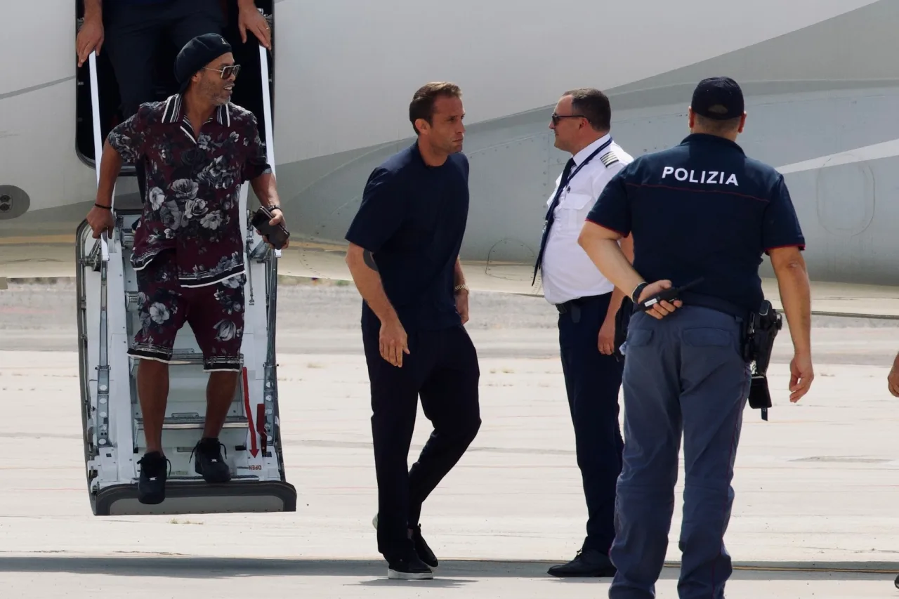 Vai jogar? Ronaldinho desembarca na Itália para se apresentar a novo clube