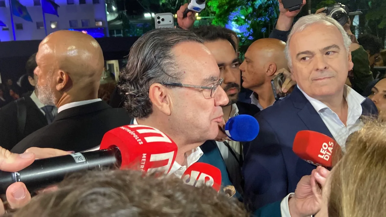 Cury abre live, declara ausência, volta atrás e participa de debate