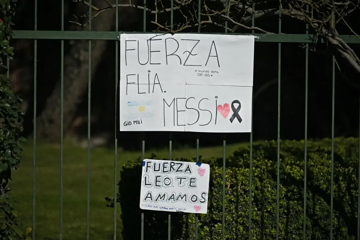 Lionel Messi acompanha funeral do pai e recebe homenagens na Argentina