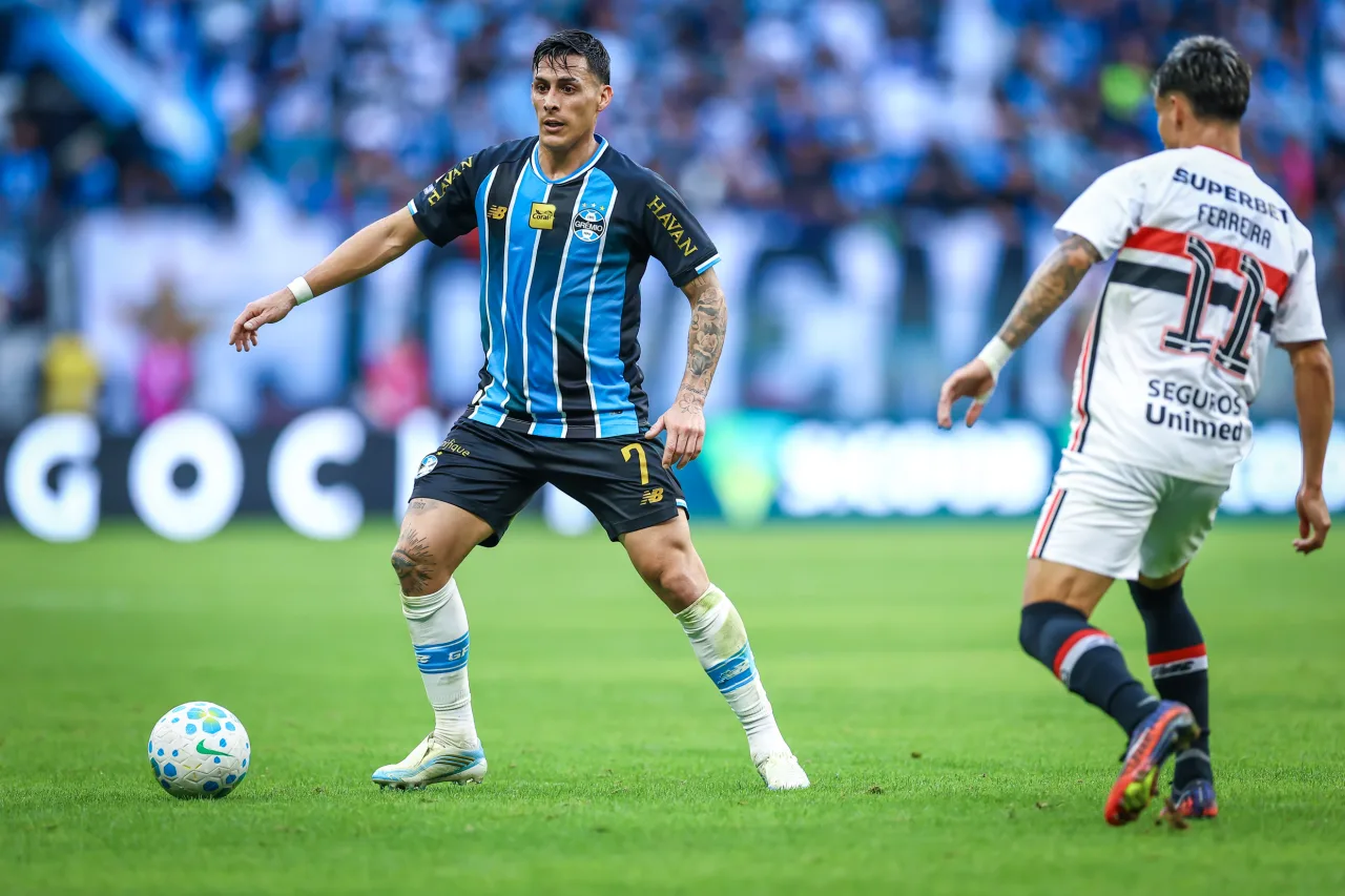 Herói do Grêmio, Pavón revela estratégia em gol de falta e comemora vitória