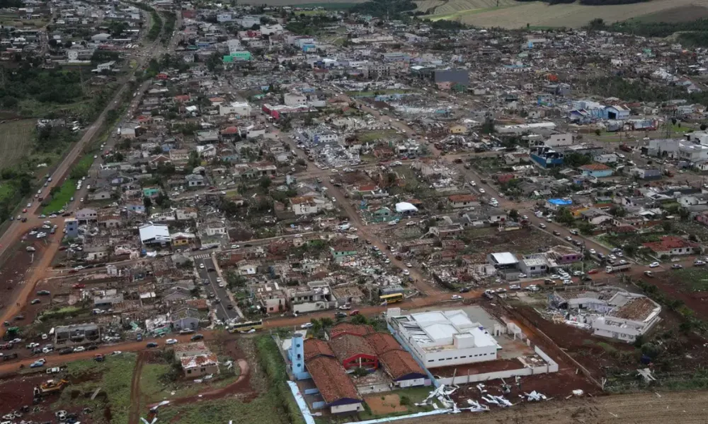 Tornado atinge região do Paraná e deixa moradores desalojados