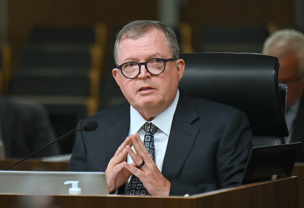 Ministros do TCU questionam “desorçamentação” em Pé-de-Meia e Desenrola