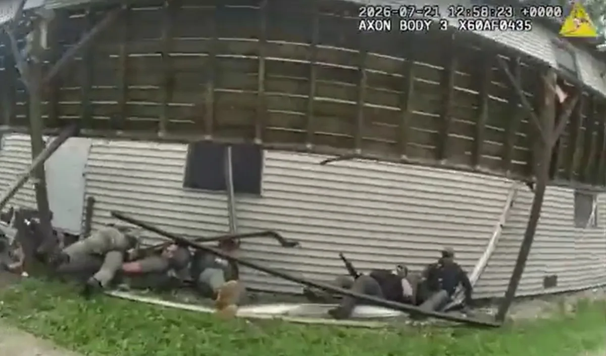 Varanda despenca e nove policiais caem durante operação nos EUA; VÍDEO mostra momento