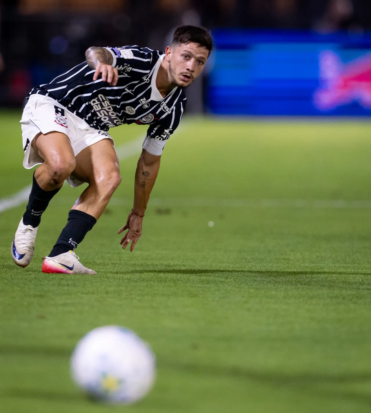 Rodrigo Garro toma o terceiro cartão amarelo e vira desfalque no Corinthians contra o Coritiba