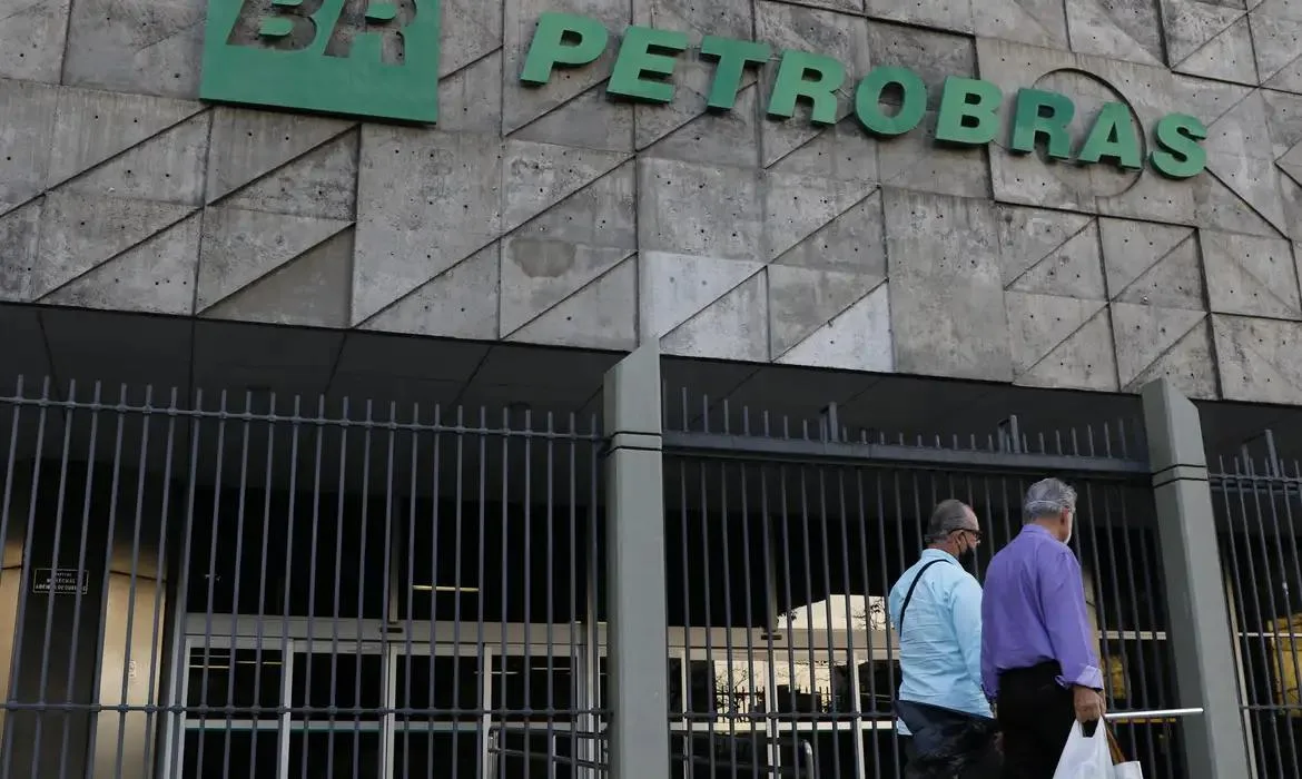 Com guerra e alta do petróleo, Petrobras dobra lucro e paga R$ 17 bi a acionistas
