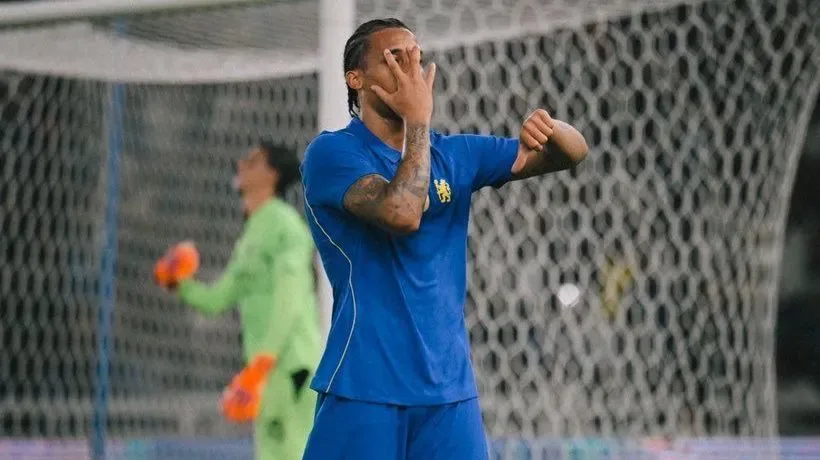 Coritiba: Jacy marca, cai em buraco e se machuca, mas gol é anulado