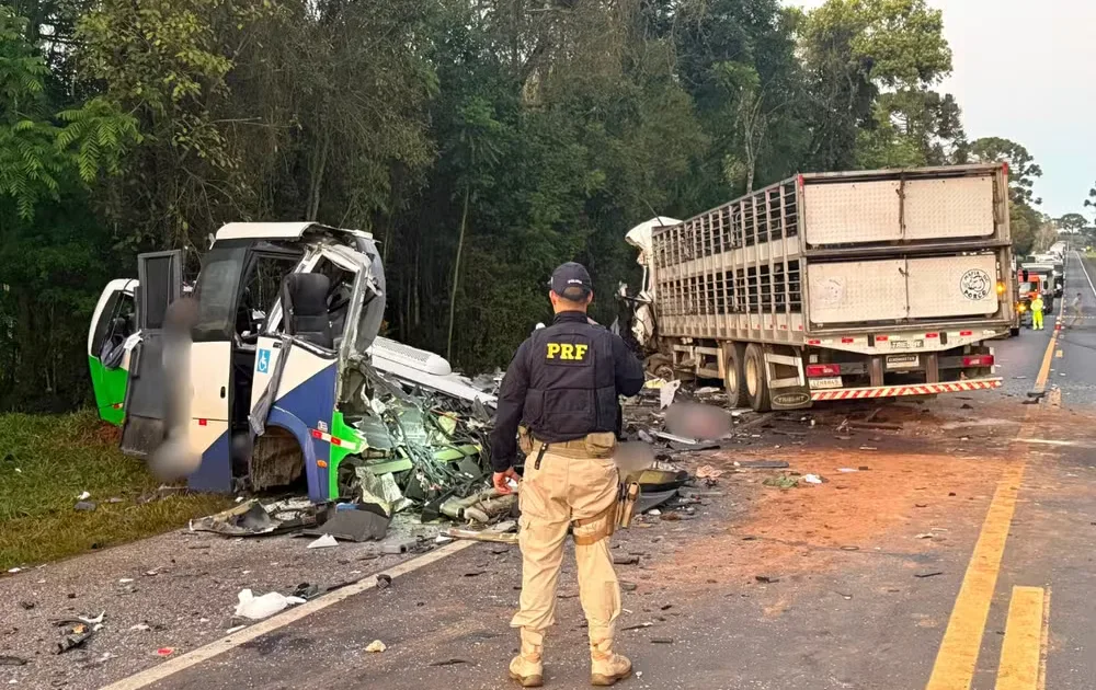Quem são os mortos em acidente entre micro-ônibus e caminhão no Paraná