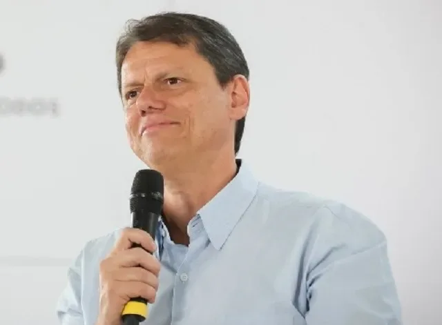 Tarcísio defende impeachment de ministros do STF e aprova urnas eletrônicas