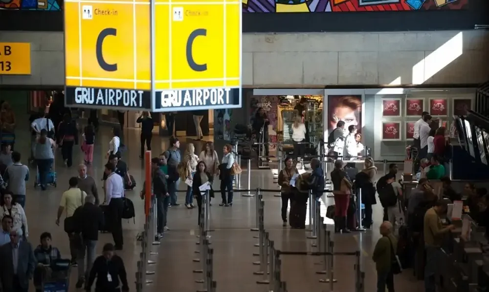 Ônibus atinge asa de Boeing 737 durante embarque no Aeroporto de Guarulhos