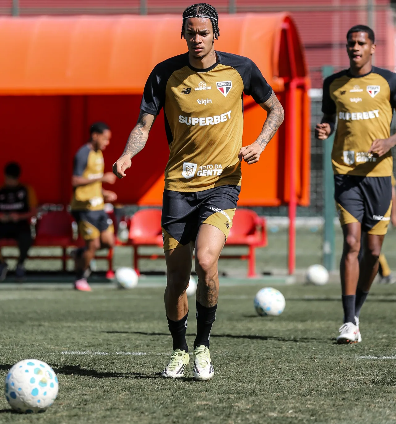 São Paulo foca em ajustes ofensivos e avança em preparação para pegar o Grêmio