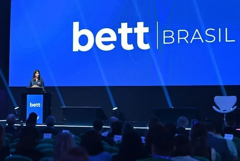 Robô com inteligência artificial chega à indústria têxtil brasileira
