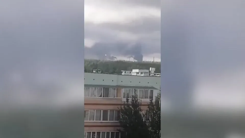 Ataque com drone mata duas crianças e incendeia centro logístico na Rússia