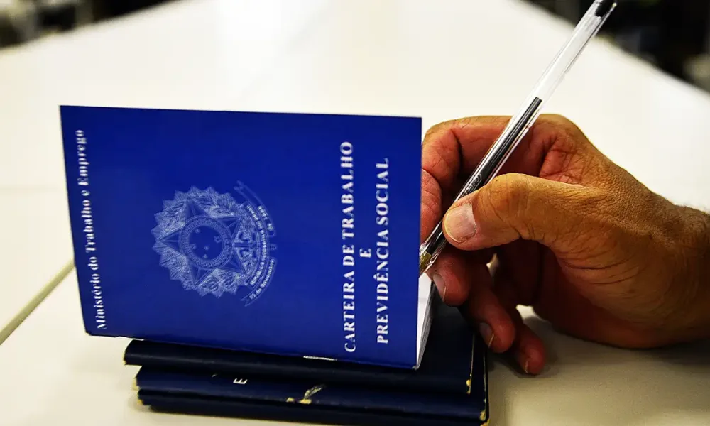 Desemprego cai a 5,3% e atinge menor taxa para julho desde 2012, diz IBGE