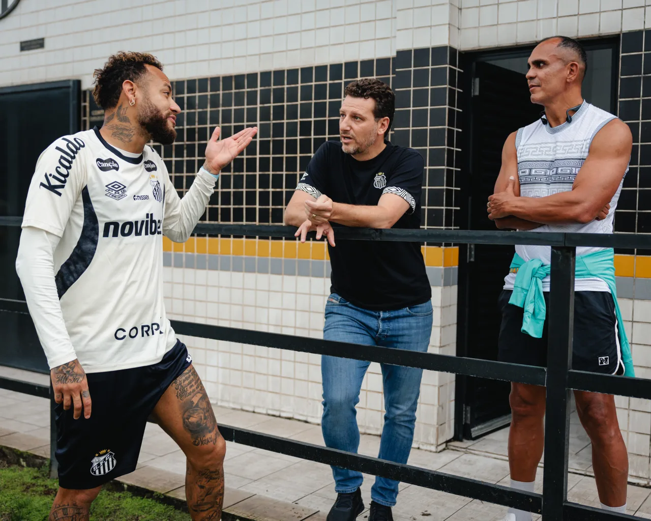Santos faz treino com presença de ídolo e avança em preparação para pegar o Athletico-PR