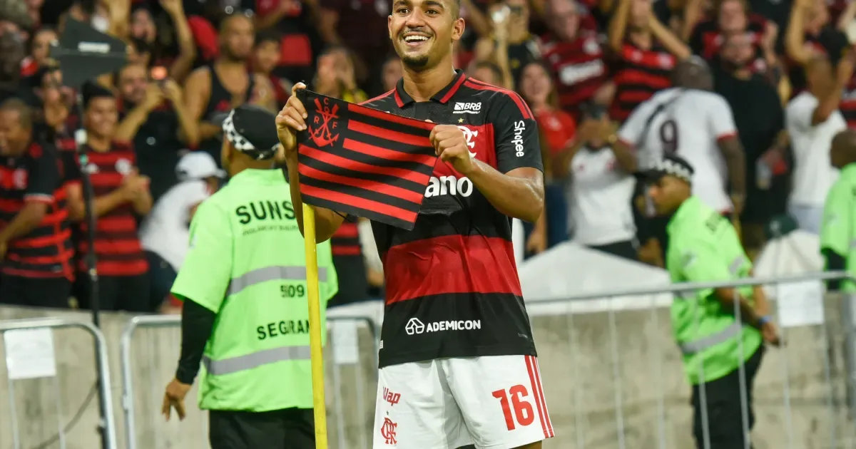 Samuel Lino faz dois, Flamengo atropela o Botafogo e joga pressão no Palmeiras