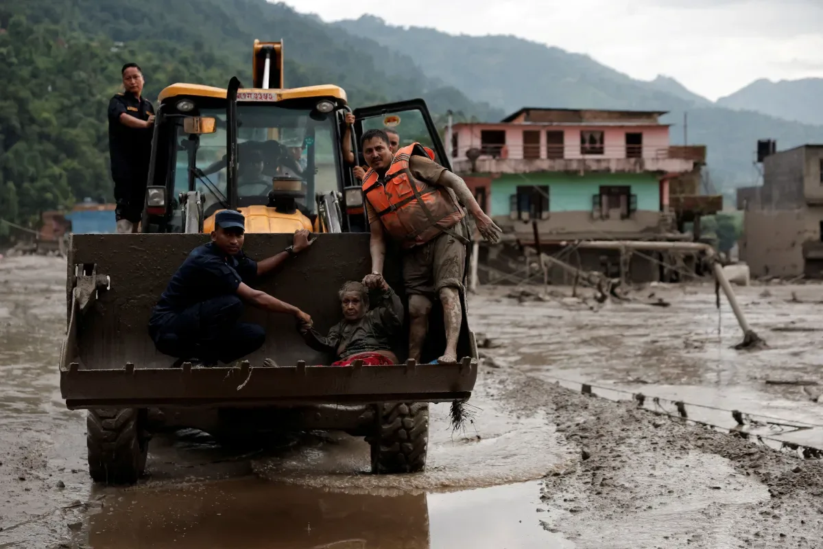 Autoridades do Nepal alertam para alta da vazão do rio em área de enchentes
