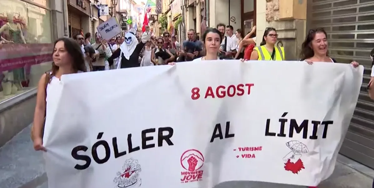 Parlamentar atira ovos contra premiê interino do Kosovo; veja vídeo