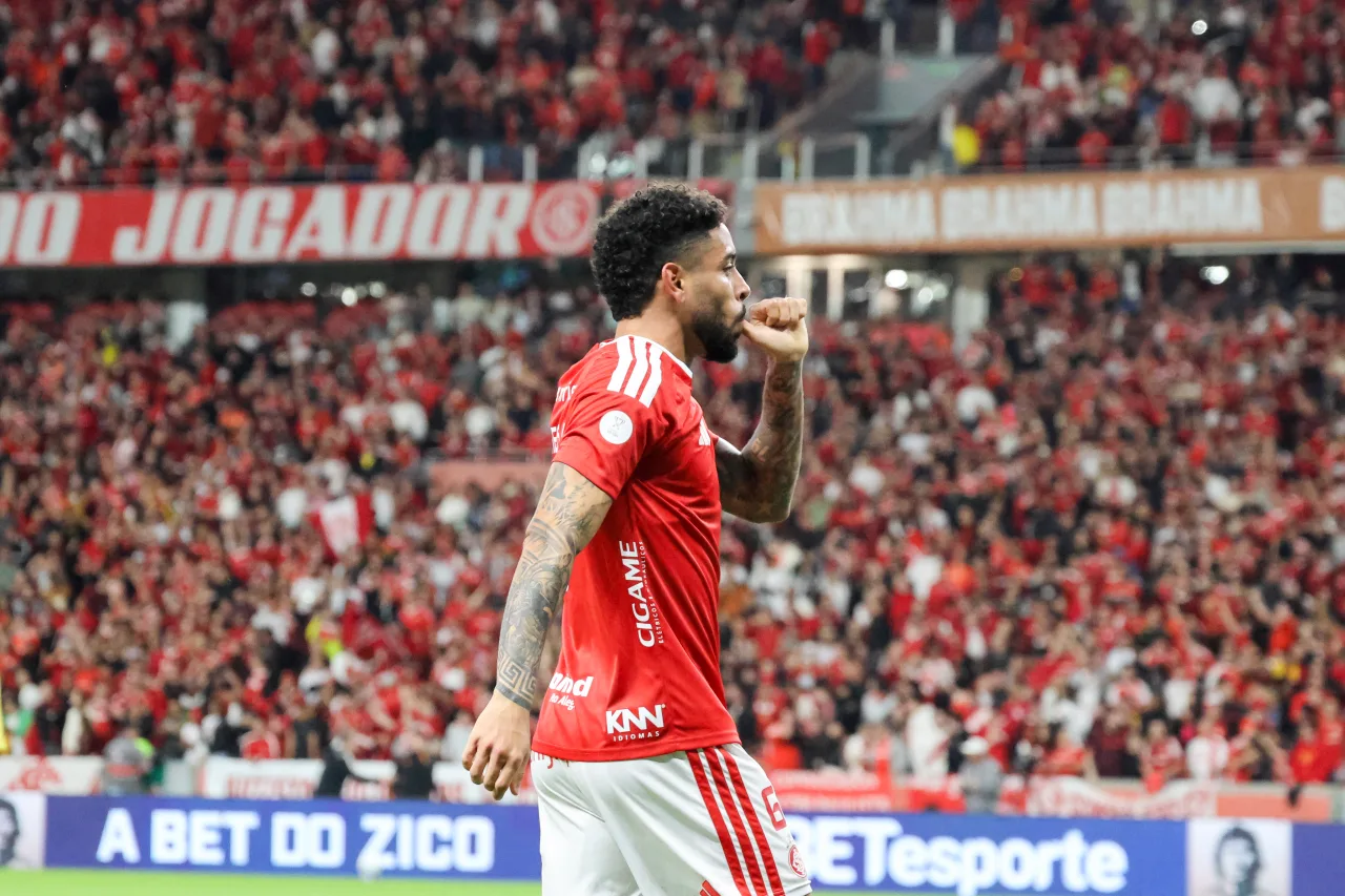 Matheus Bahia celebra primeiro gol pelo Inter e destaca mudança de postura da equipe