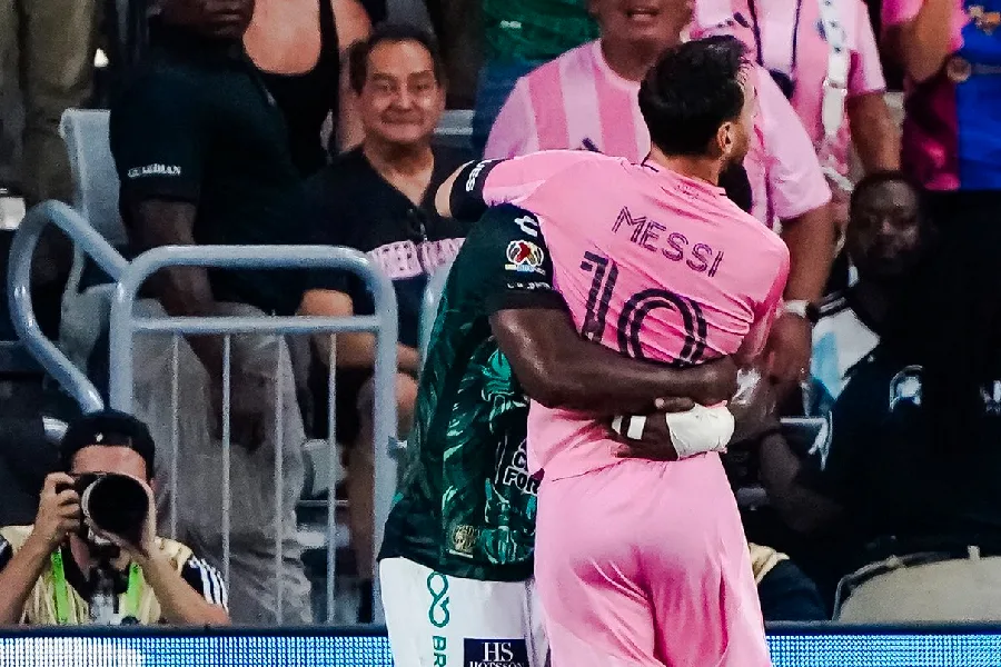 De luto, Messi volta a jogar e é exaltado por Casemiro e rivais