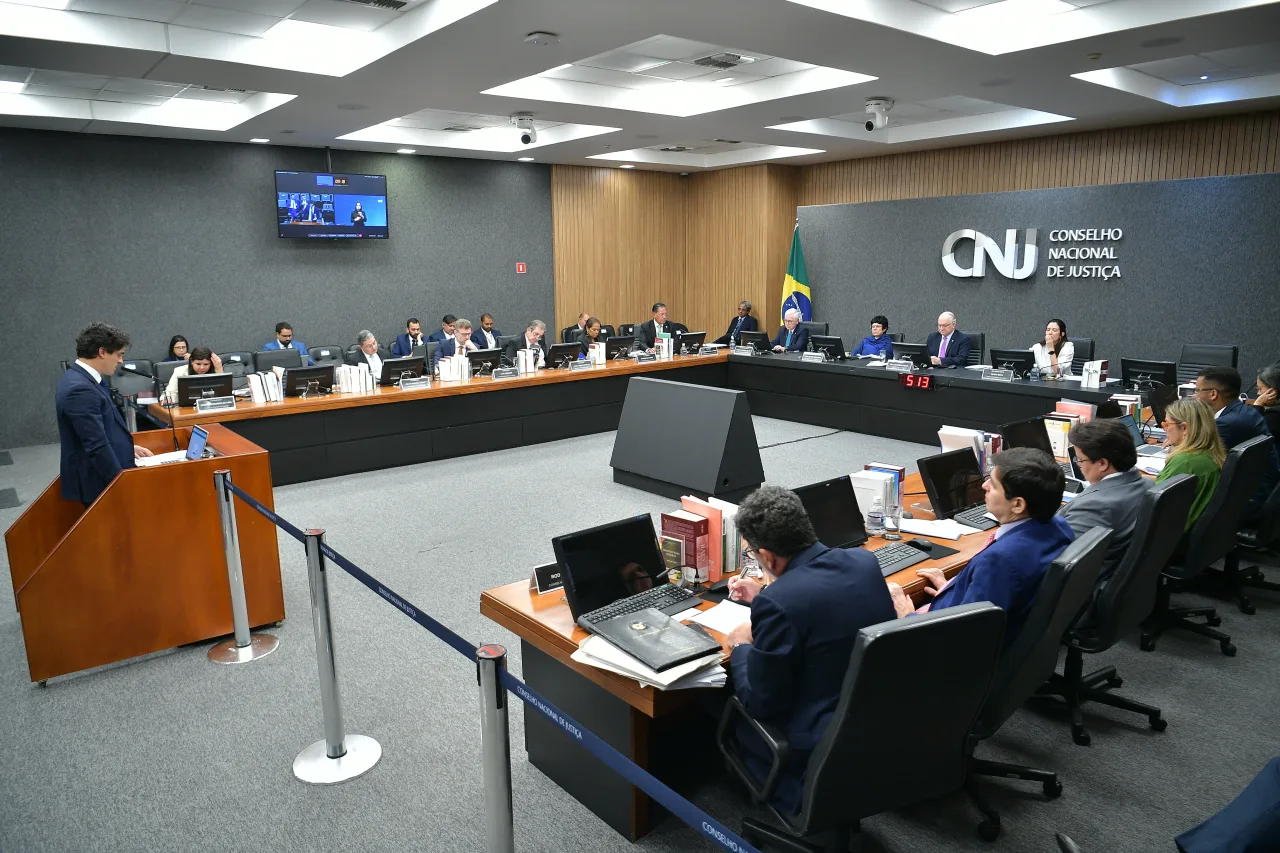 CNJ mantém afastamento de juiz que bebeu vinho em sessão on-line