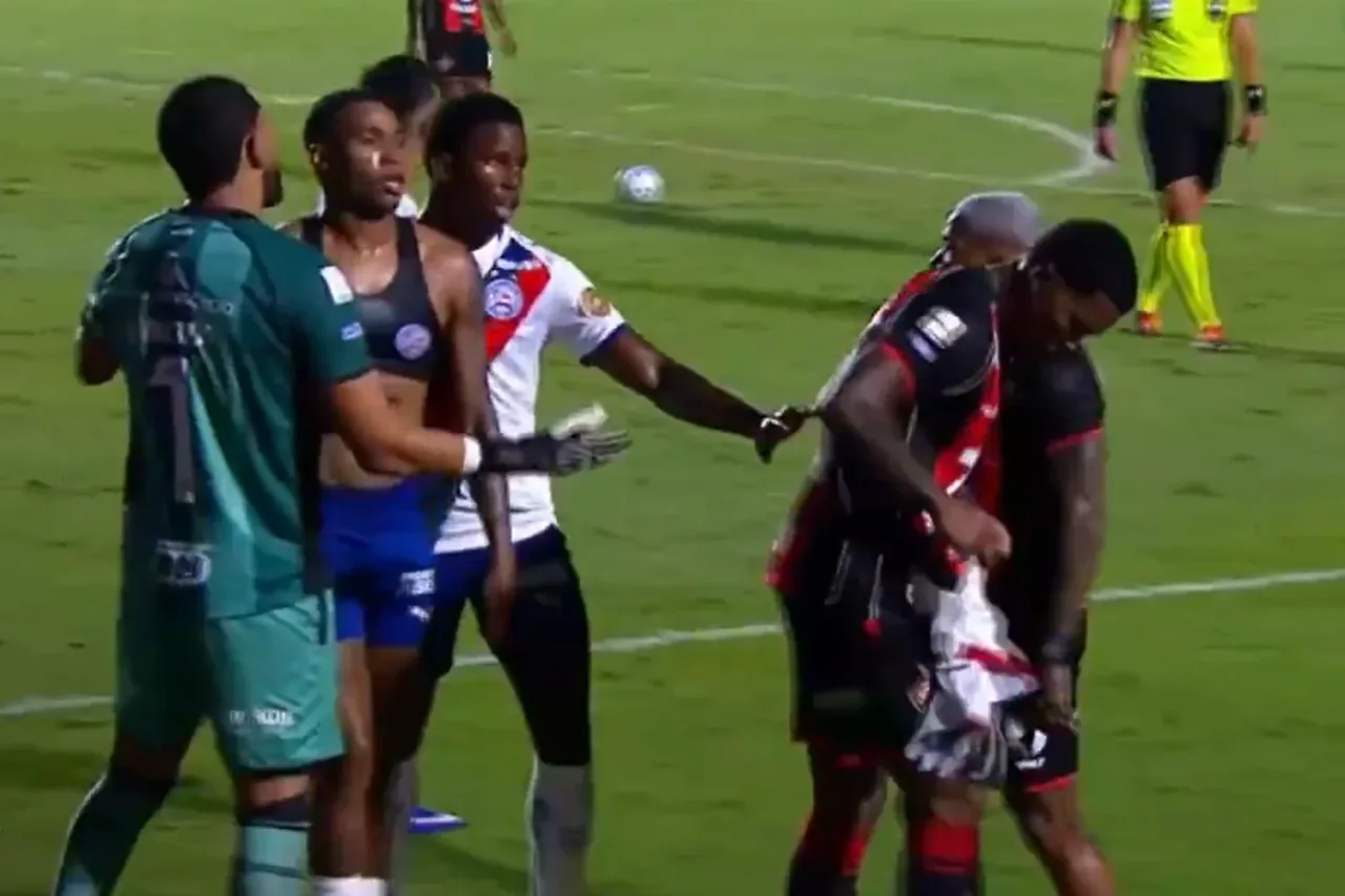 Ba-Vi: Marinho pega camisa de Jean Lucas e Cacá tenta rasgá-la; assista