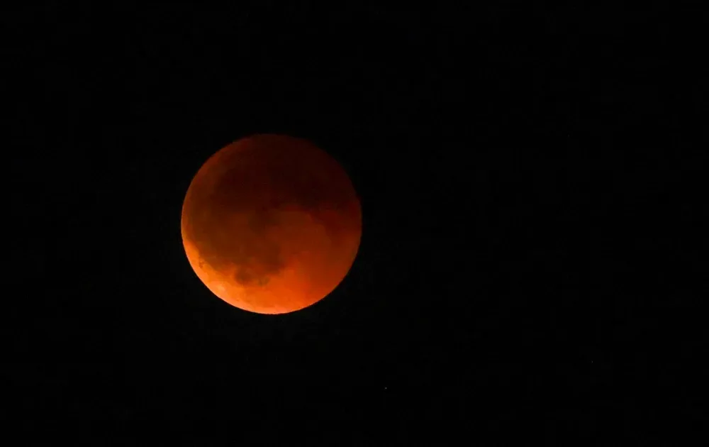 Eclipse lunar será visível no Brasil nesta semana; saiba como observar
